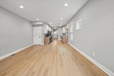 Main picture of 619 W 39th St
