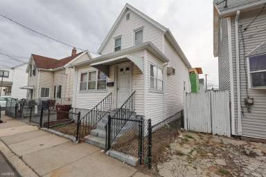 Main picture of 42 May St