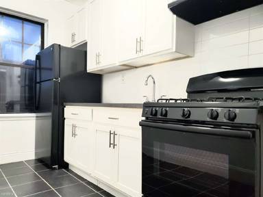 Main picture of 2816 Bronx Park E