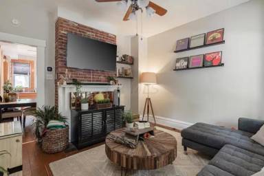 Main picture of 452 E Sycamore St