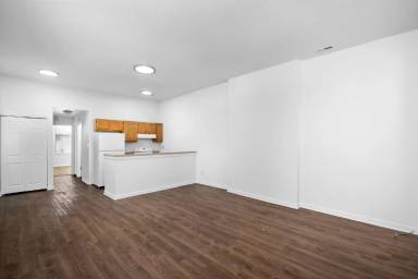 Main picture of 2722 Russell Blvd