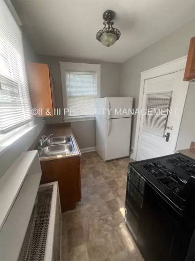 Main picture of 221 W 37th St