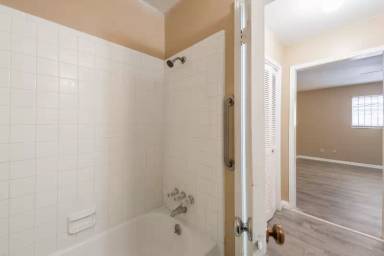 Main picture of 7866 Leonora St