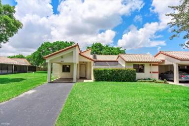Main picture of 300 Lakeside Ct