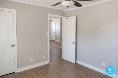 Main picture of 820 W 7th St