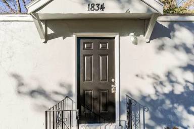 Main picture of 1834 E 77th St