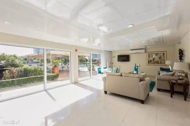 Main picture of 220 Kings Point Dr