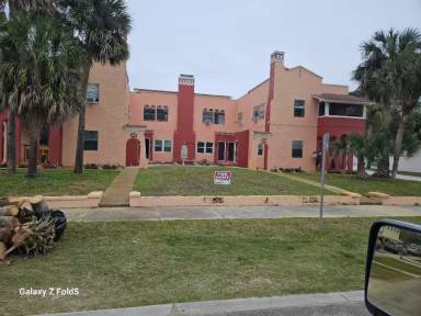 Main picture of 420 N Oleander Ave