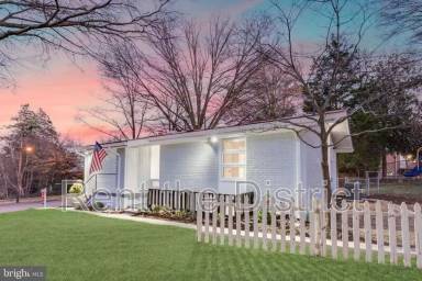 Main picture of 4234 South Dakota Ave NE