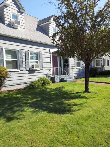 Main picture of 320 NW B St