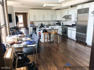 Main picture of 1015 W Lake St