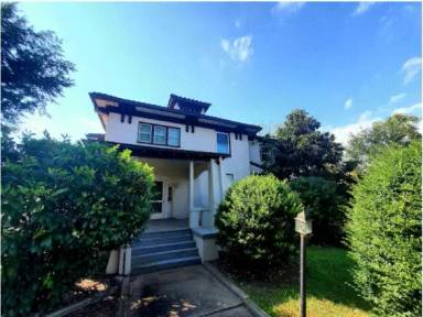 Main picture of 734 S Sycamore St