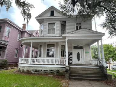 Main picture of 201 E 31st St