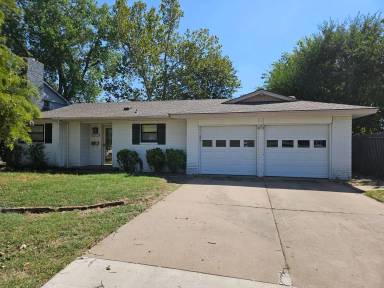 Main picture of 1818 Iowa St