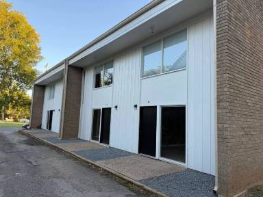 Main picture of 405 S Grove St