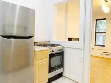 Main picture of 404 E 73rd St