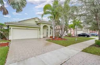 Main picture of 20421 SW 1st St