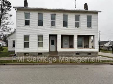 Main picture of 104 W 1st St