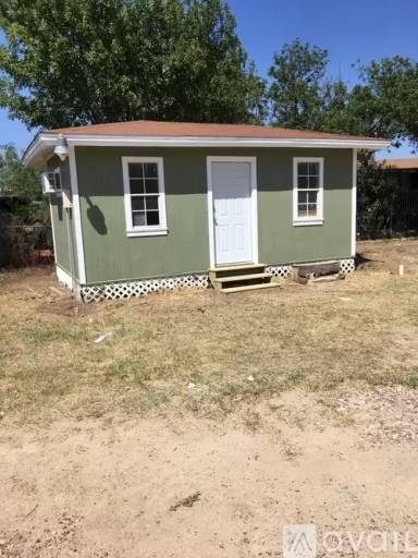 Main picture of 909 W Calais Pl
