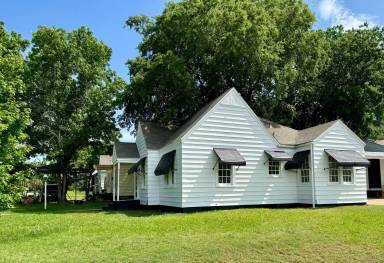 Main picture of 902 Burch St