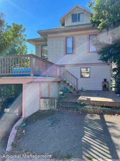 Main picture of 702 11th Ave E