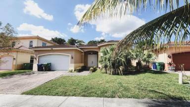 Main picture of 20760 NE 8th Path