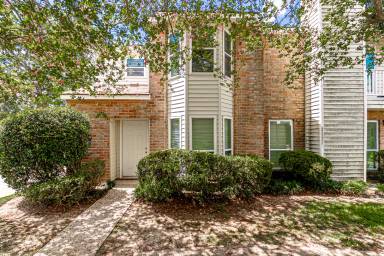 Main picture of 9821 Siegen Ln