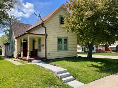 Main picture of 939 Broadway St