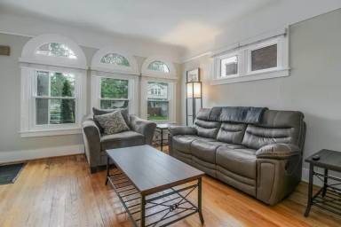 Main picture of 906-A Beaconsfield Ave