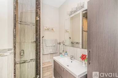 Main picture of 2536 W Walton St