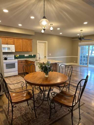 Main picture of 1296 Lake Cir