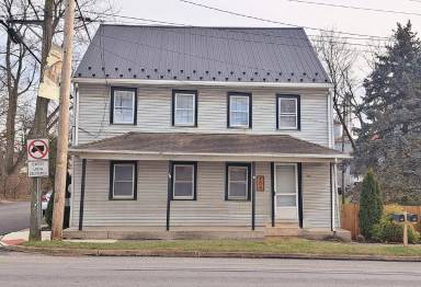 Main picture of 104 W King St