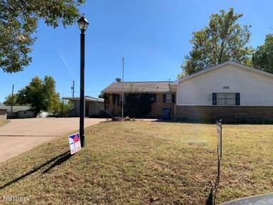 Main picture of 723 W Cherokee Ave