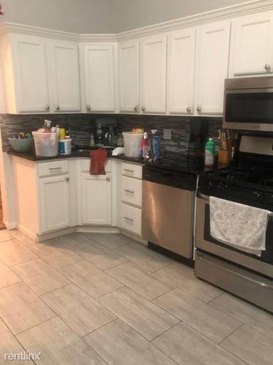 Main picture of 1445 W Roscoe St