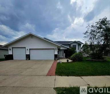 Main picture of 2736 Essex Loop
