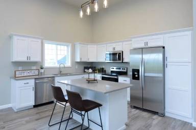 Main picture of 740 United Dr