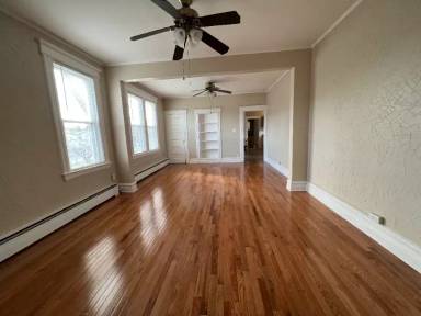 Main picture of 469 Halsted St