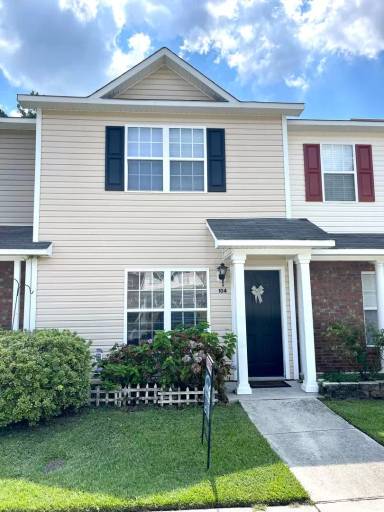 Main picture of 102 Meadowbrook Ln