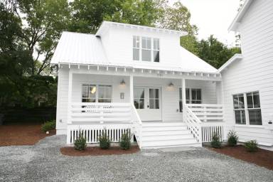 Main picture of 104 E Carr St