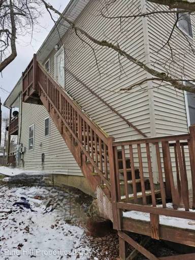 Main picture of 82 Railroad St