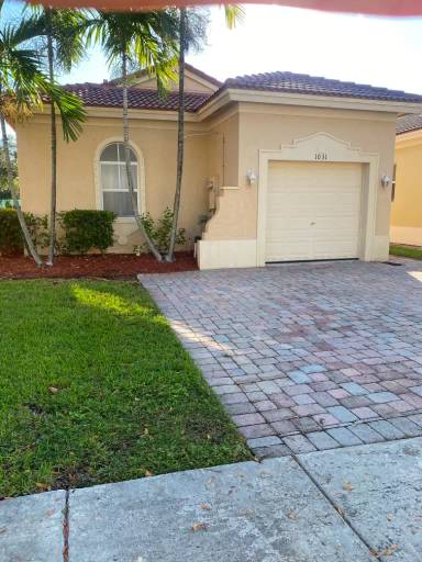 Main picture of 1031 NE 37th Pl