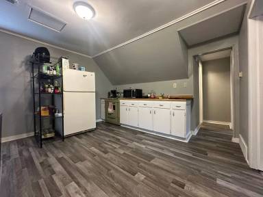 Main picture of 409 E 3rd St