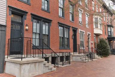 Main picture of 122 State St