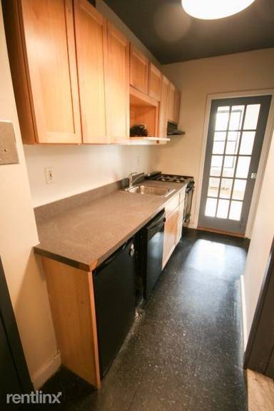 Main picture of 218 E 6th St