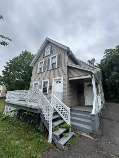 Main picture of 574 Maple St