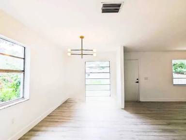 Main picture of 1421 E Seward St