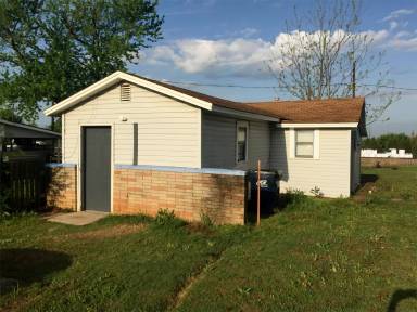 Main picture of 104 N Front St