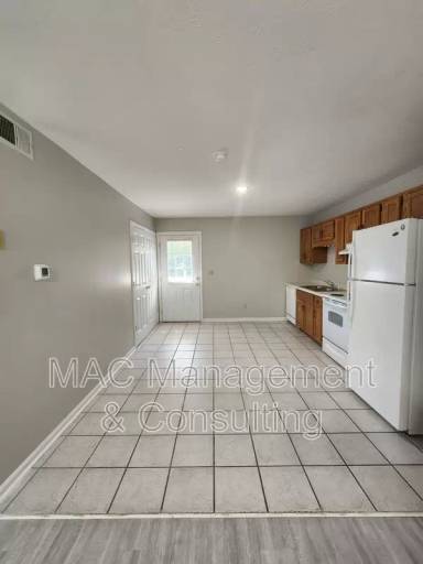 Main picture of 978 N Franklin Ave