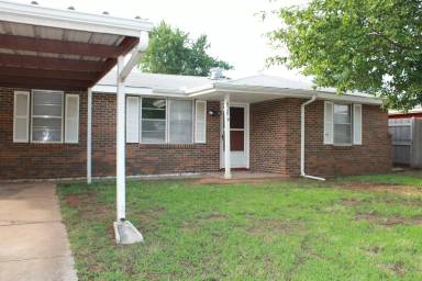 Main picture of 828 E Steed Dr