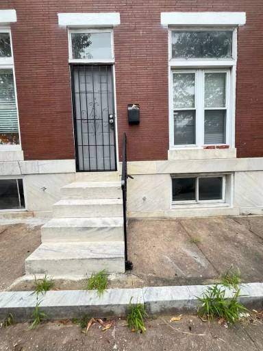 Main picture of 639 N Kenwood Ave